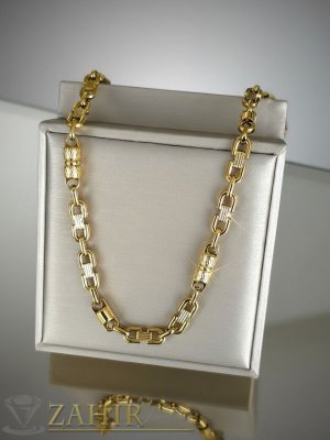 Впечатляваща верижка от позлатена стомана с плоска гравирана плетка и декоративни цилиндри с релефна шарка, дълга 60 см, широка 0,6 см  - ML1844